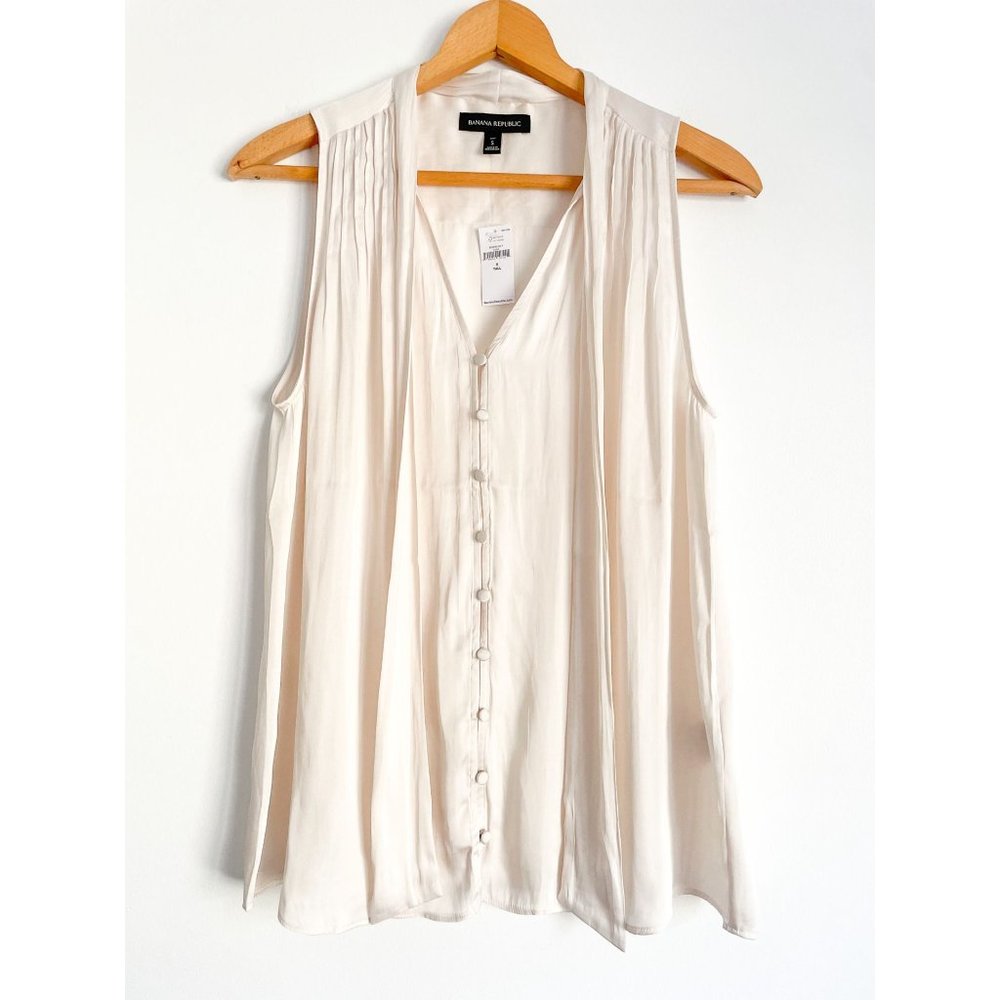 NWT Banana Republic Cream Vneck Button Down Sleeveless Blouse
